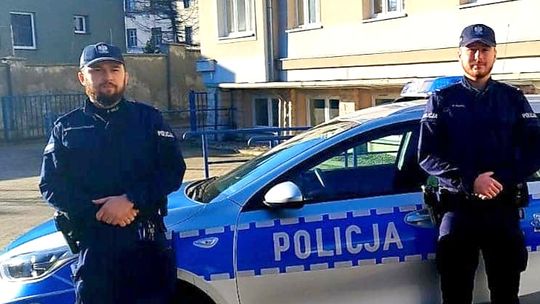 Policjanci zauważyli dym i ewakuowali mieszkańców budynku