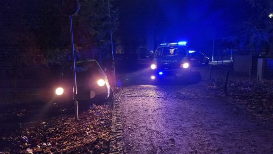 Najpierw autem, potem pieszo. Nężczyźni uciekali przed policją