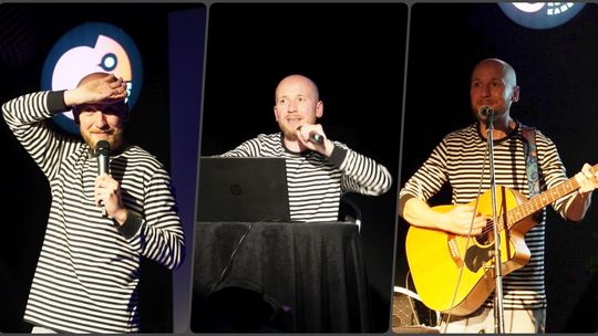 "Polska komentująca" - Damian Skóra na scenie w Klubie Kameleon. ZDJĘCIA