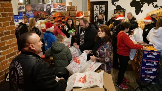 Pomocnicy Mikołaja spakowali blisko 700 paczek