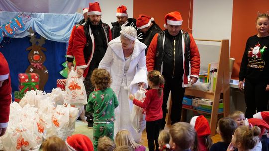 Pomocnicy Mikołaja tym razem bez motocykli odwiedzili przedszkola