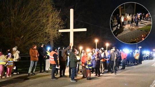 Ponad 200 osób na VI Zakrzowskiej Drodze Krzyżowej. ZDJĘCIA Ponad 200 osób na VI Zakrzowskiej Drodze Krzyżowej. ZDJĘCIA