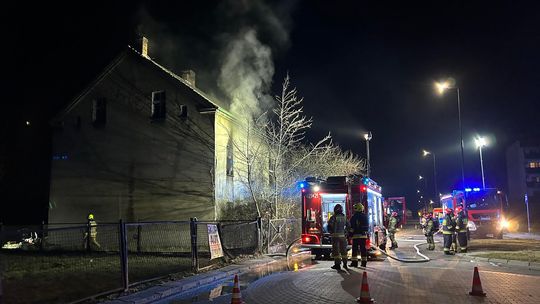 Poparzony mężczyzna trafił do szpitala. Pożar na ul. Starej