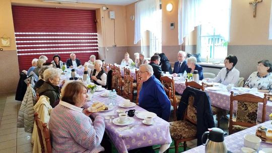 Popołudnie, które łączy. Seniorzy z Miejsca Kłodnickiego przy wspólnym stole. ZDJĘCIA