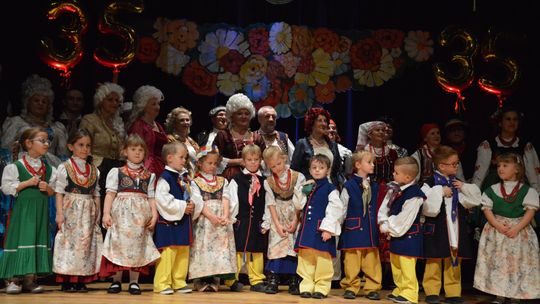 Popularyzują polską kulturę ludową. Zespół Pieśni i Tańca "Komes" świętuje 35-lecie. ZDJĘCIA