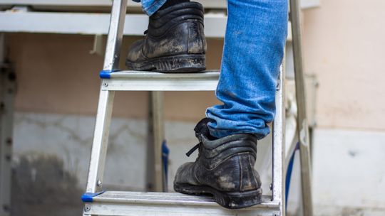 Porównanie drabin na budowę: stal czy może aluminium? Odpowiadamy!