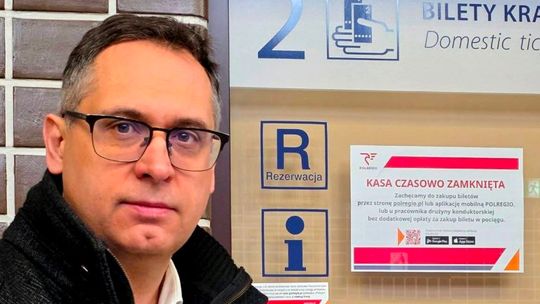 Poseł na Sejm RP Paweł Masełko poirytowany faktem zamknięcia kas biletowych na dworcu PKP