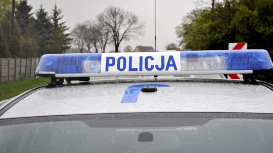 Poszukiwaną kobietę wyciągnięto z taksówki i skuto kajdankami Poszukiwaną kobietę wyciągnięto z taksówki i skuto kajdankami