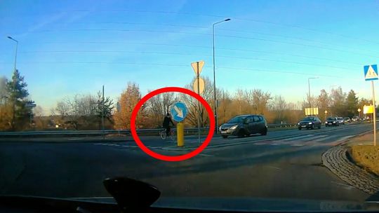 Potrącony rowerzysta jest w stanie krytycznym. Rodzina szuka świadków. WIDEO