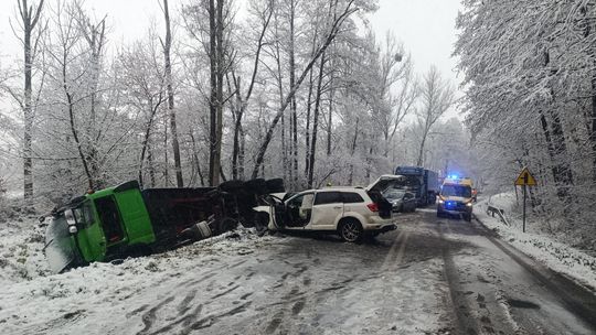 Poważny wypadek na DW 408 przy zjeździe na Bierawę. Droga jest całkowicie zablokowana