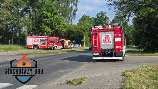 Poważny wypadek w Kędzierzynie-Koźlu. Mężczyzna na hulajnodze elektrycznej uderzył w drzewo