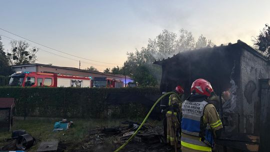 Wybuch hydroforu i pożar altany w Lenartowicach. Jedna osoba poszkodowana. ZDJĘCIA Wybuch hydroforu i pożar altany w Lenartowicach. Jedna osoba poszkodowana. ZDJĘCIA