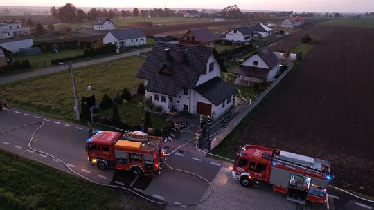 Pożar budynku gospodarczego. Na miejscu pięć zastępów straży pożarnej