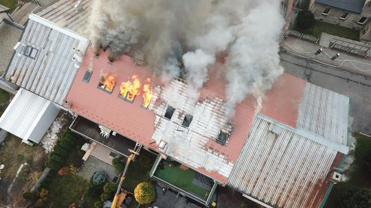 Pożar budynku wielorodzinnego w Bierawie. Film i zdjęcia