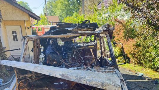 Pożar campera w Zakrzowie. Auto spłonęło doszczętnie. ZDJĘCIA