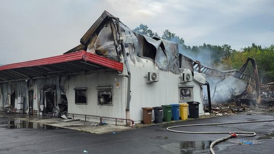 Pożar hali w Kędzierzynie-Koźlu. Trwa dogaszanie, na miejscu pracuje kilkudziesięciu strażaków