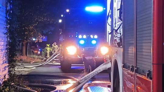 Pożar kontenera na terenie spalonej hali. Dwanaście zastępów straży pożarnej w akcji [ZDJĘCIA]