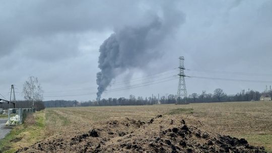 Pożar na terenie zakładów w Azotach. Na miejscu 15 zastępów straży