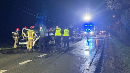 Pożar samochodu na DK 38 przed Pawłowiczkami. Droga była całkowicie zablokowana. ZDJĘCIA