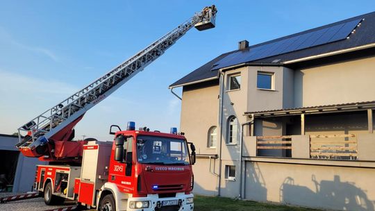 Zapaliły się panele fotowoltaiczne zamontowane na dachu domu. Interweniowała straż pożarna