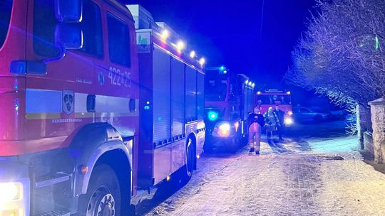 Sześć zastępów straży pożarnej gasiło pożar piwnicy budynku wielorodzinnego w Poborszowie. ZDJĘCIA