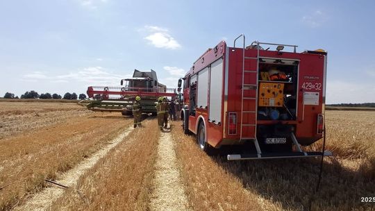 Pożar pola w Bytkowie. Zapalił się heder w kombajnie oraz kawałek ścierniska. ZDJĘCIA