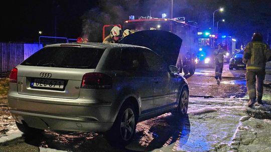 Pożar porzuconego na środku drogi samochodu. Co tam się stało?