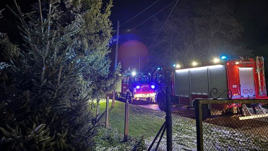 Pożar sadzy i pęknięty komin w Zakrzowie. Interweniowały cztery zastępy straży pożarnej. ZDJĘCIA