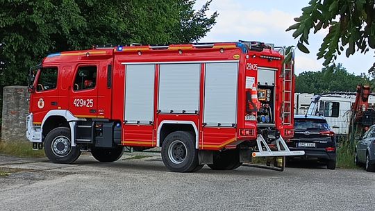 Pożar przy torach kolejowych na Pogorzelcu. Interweniowały służby, wstrzymano ruch pociągów Pożar przy torach kolejowych na Pogorzelcu. Interweniowały służby, wstrzymano ruch pociągów