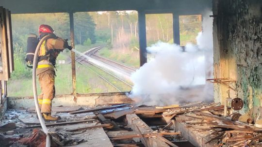 Pożar pustostanu byłej nastawni kolejowej na osiedlu Żabieniec