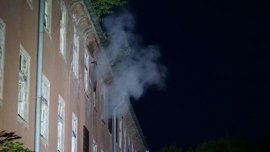 Pożar pustostanu na terenie dawnej jednostki wojskowej. Zdjęcia