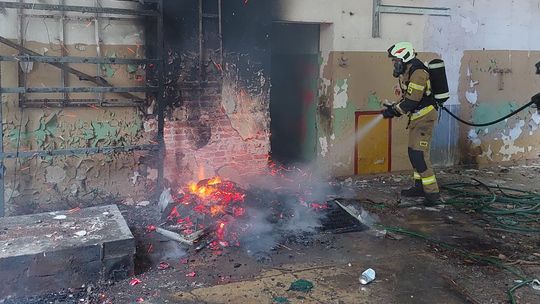 Pożar pustostanu przy ulicy Tuwima. Interweniowali strażacy