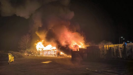 Pożar obok stacji paliw przy ul. Wyspiańskiego. Na miejscu sześć zastępów straży pożarnej. ZDJĘCIA Pożar obok stacji paliw przy ul. Wyspiańskiego. Na miejscu sześć zastępów straży pożarnej. ZDJĘCIA