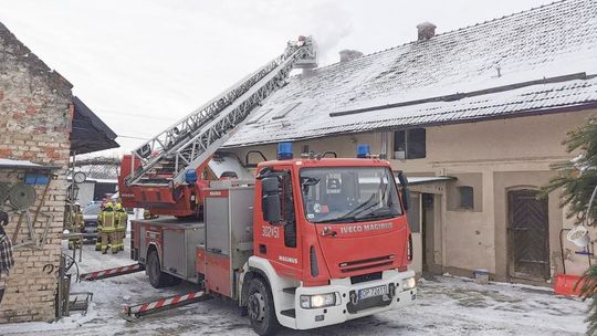 Pożar sadzy w kominie jednego z domów w Miejscu Odrzańskim. ZDJĘCIA
