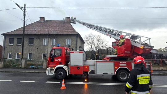 Pożar sadzy w kominie na ulicy Kozielskiej w Dziergowicach. ZDJĘCIA