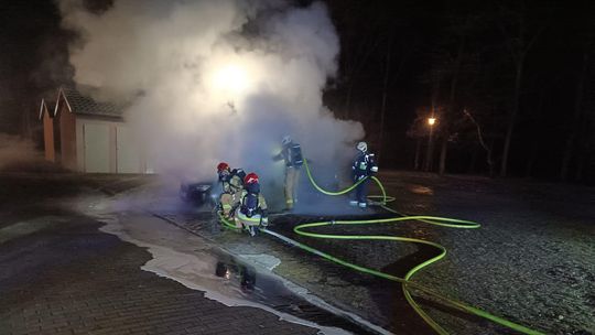 Samochód stanął w ogniu. Akcja strażaków w Sławięcicach