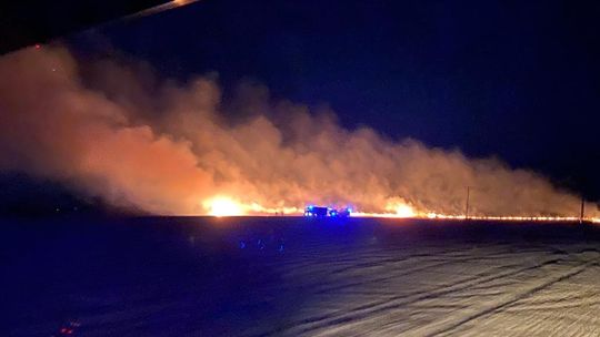 Pożar ścierniska w Ciężkowicach. Ogień widoczny był z daleka