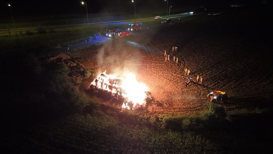 Pożar słomy na polu przy DK45 pomiędzy Reńską Wsią a Większycami