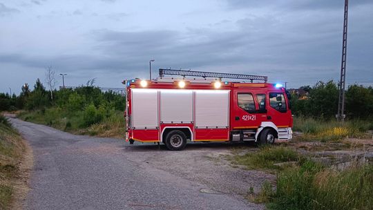 Pożar śmieci w kanale naprawczym przy nastawni kolejowej