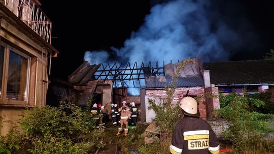 Pożar stodoły w Kózkach. To mogło być podpalenie. Zdjęcia z akcji ratunkowej