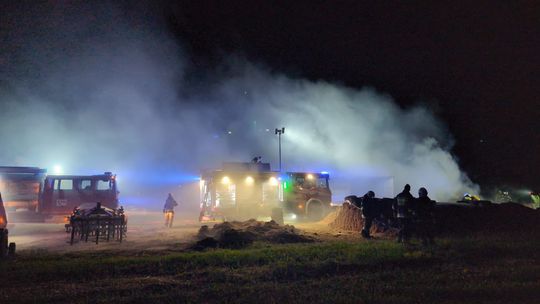 Pożar stogu słomy – szybka reakcja służb uratowała mienie i zwierzęta Pożar stogu słomy – szybka reakcja służb uratowała mienie i zwierzęta