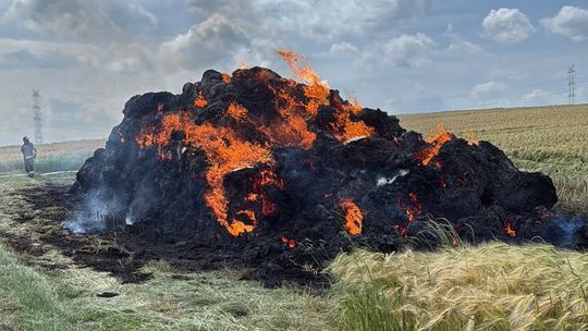 60 bel słomy spłonęło w Długomiłowicach. W akcji pięć zastępów straży pożarnej