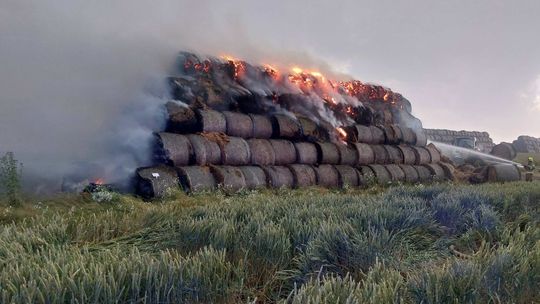 Pożar stogu słomy w Pawłowiczkach. Przyczyną uderzenie pioruna. ZDJĘCIA