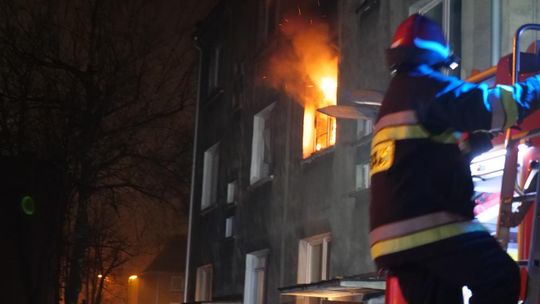 Pożar w bloku przy ul. Koszykowej. Mieszkanie spłonęło doszczętnie