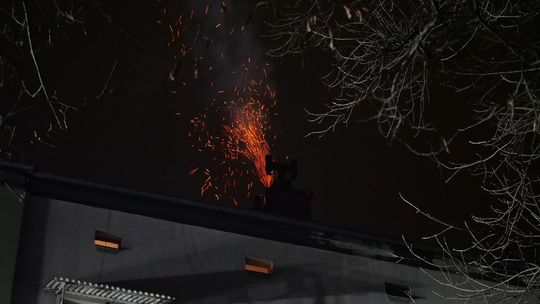 Pożar w bloku przy ulicy Koszykowej. Ewakuowano mieszkańców