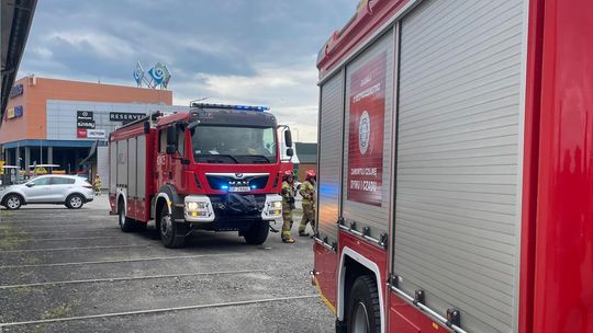 Pożar w sklepie meblowym przy ulicy Kozielskiej w Kędzierzynie. Pracownicy sami ugasili ogień