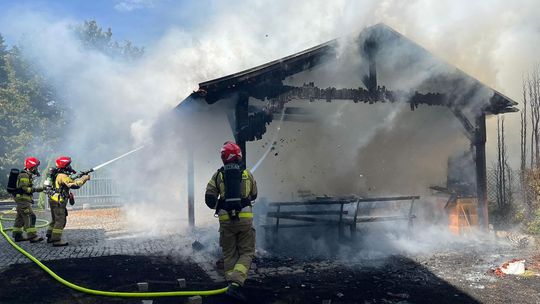 Pożar wiaty i busa na ulicy Reński Koniec w Reńskiej Wsi