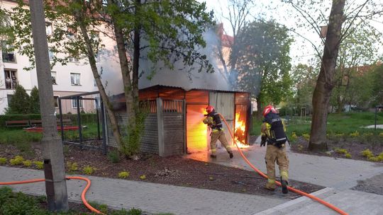 Pożar wiaty śmietnikowej przy ulicy Powstańców