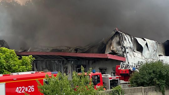 Pożar zaczął się w małej hali namiotowej, a następnie rozprzestrzenił się dalej