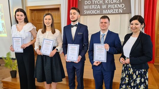 Pożegnanie maturzystów w I LO. Czterech uczniów wyróżniono szczególnie